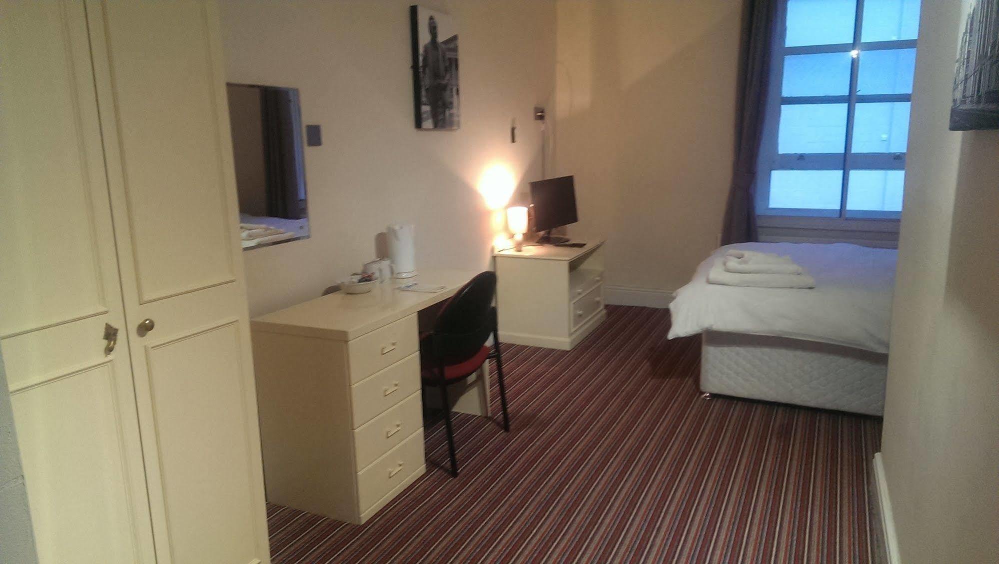 Huddersfield Hotel Bagian luar foto