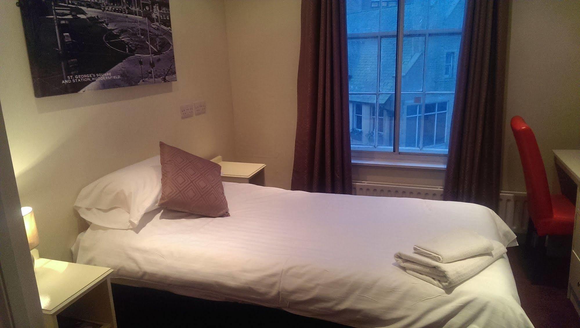 Huddersfield Hotel Bagian luar foto